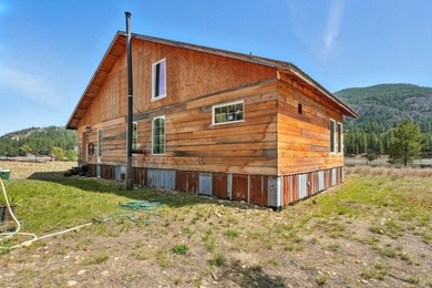 Discover your dream estate at the end of a private peninsula on - photo 17