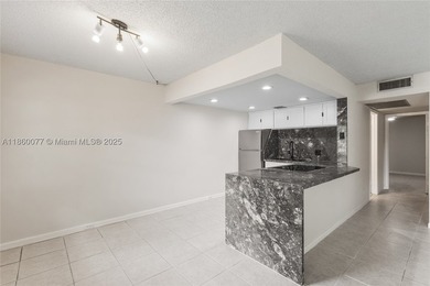 !! LOCATED ON THE FIRST FLOOR ... AND WITH GOLF COURSE VIEW - photo 3