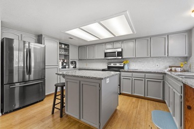 Charming, single-level home with a bright, open feel and - photo 6