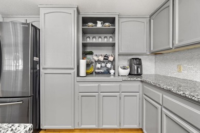 Charming, single-level home with a bright, open feel and - photo 8