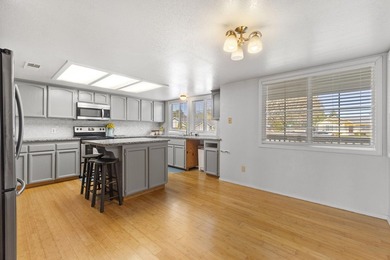 Charming, single-level home with a bright, open feel and - photo 9