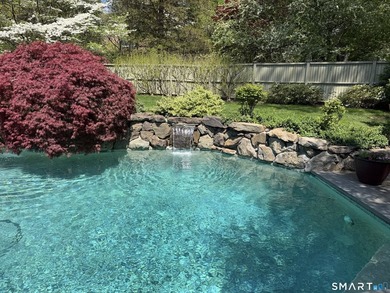 Exceptional custom-built 4 to 5 bedroom Colonial in desirable - photo 2