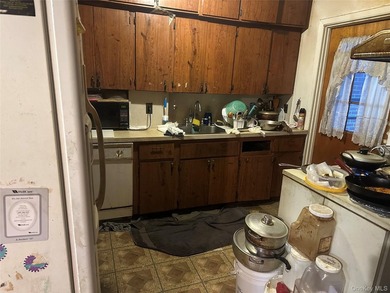 GOOD LOCATION NEED TLC FULL BATH 2 ND FLOOR, 1 ST FLOOR LIV - photo 2