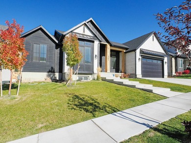 Beautiful 6 bedroom family home with full main floor living and - photo 2