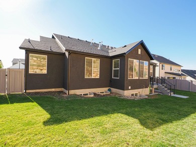 Beautiful 6 bedroom family home with full main floor living and - photo 4