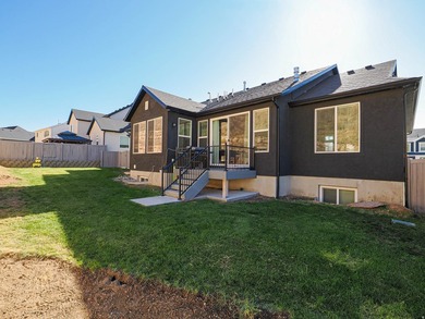 Beautiful 6 bedroom family home with full main floor living and - photo 5