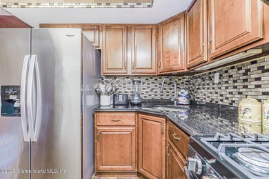 Welcome to this spacious and beautifully cared-for three-bedroom - photo 12