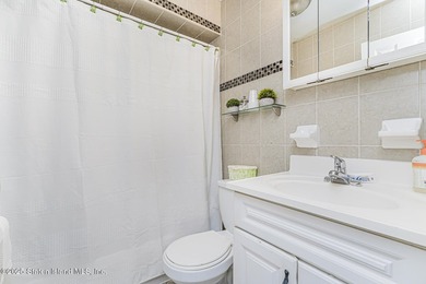 Welcome to this spacious and beautifully cared-for three-bedroom - photo 15