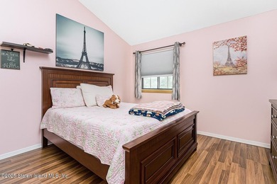 Welcome to this spacious and beautifully cared-for three-bedroom - photo 24