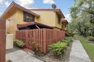 Beautifully renovated and spacious townhouse featuring 2 - photo 3
