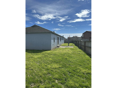 This 4-bedroom, 2-bath home located on a small cul-de-sac offers - photo 4