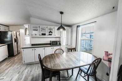 Welcome home to this charming residence located in Midlands - photo 5