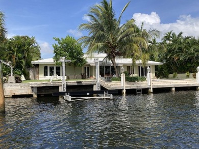 This wonderful single story waterfront home with 80 feet of - photo 5