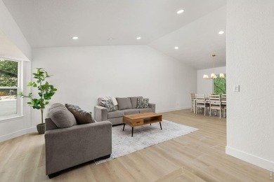Stunning, completely renovated home located on a quiet - photo 4