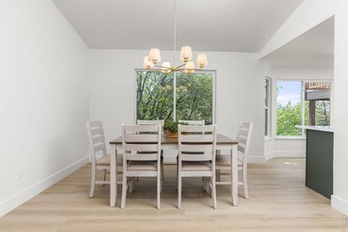 Stunning, completely renovated home located on a quiet - photo 7