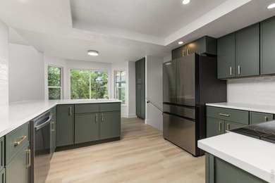 Stunning, completely renovated home located on a quiet - photo 8