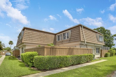 (private lake, pond, coastal) Townhome/Townhouse Active Under Contract in Palm Beach Gardens Florida
