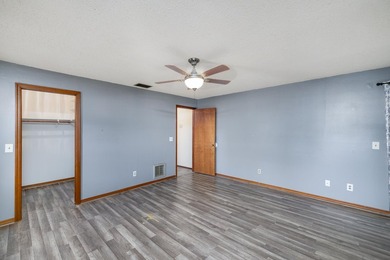 Beautiful three-bedroom, two bath home located in a charming - photo 13