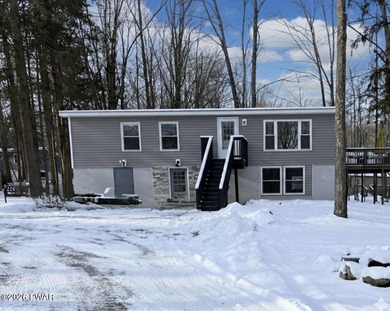 Lochlin Pond Home For Sale in Hawley Pennsylvania
