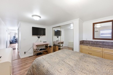 Beautifully maintained and fully furnished 1-bedroom home - photo 15