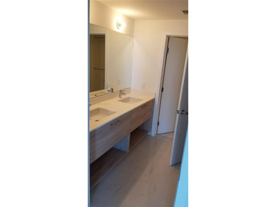 DRASTICALLY REDUCED! THE HARBOUR OFFERS 5-STAR AMENITIES