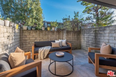 Stunningly renovated townhome overlooking a beautifully - photo 7