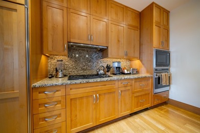 This exquisitely furnished residence offers luxury resort-style - photo 21