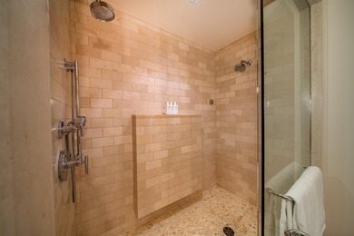 This exquisitely furnished residence offers luxury resort-style - photo 29