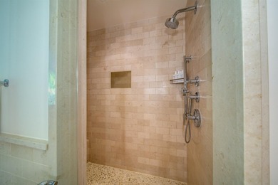 This exquisitely furnished residence offers luxury resort-style - photo 31