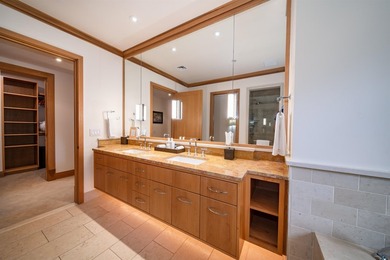 This exquisitely furnished residence offers luxury resort-style - photo 32