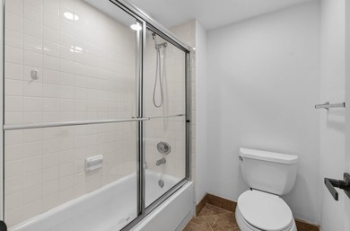 UPDATED UPPER CORNER 2 BED, 2BTH CONDO W/LAKEVIEWS. FRESHLY - photo 25