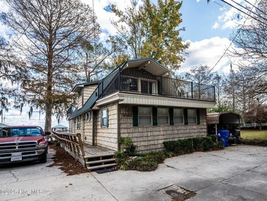 Here's your chance to own a waterfront home on Lake Waccamaw! - photo 1