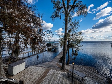 Here's your chance to own a waterfront home on Lake Waccamaw! - photo 5