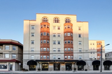 This beach-block studio sits just steps from the iconic Ocean