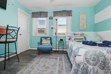 This beach-block studio sits just steps from the iconic Ocean