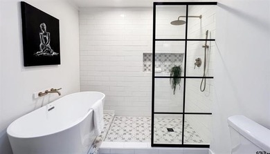 Beautiful mid-century modern home, a rare find in Hideaway! This - photo 11