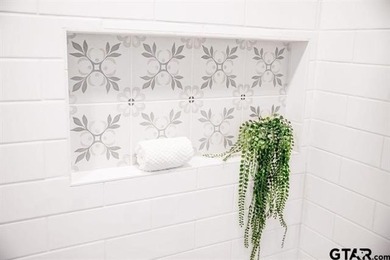 Beautiful mid-century modern home, a rare find in Hideaway! This - photo 12