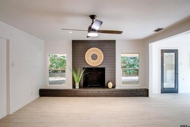 Beautiful mid-century modern home, a rare find in Hideaway! This - photo 13
