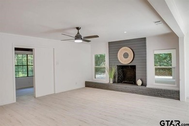 Beautiful mid-century modern home, a rare find in Hideaway! This - photo 15