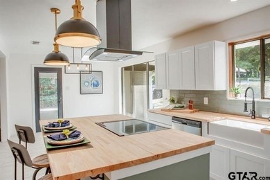 Beautiful mid-century modern home, a rare find in Hideaway! This - photo 17