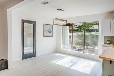 Beautiful mid-century modern home, a rare find in Hideaway! This - photo 18