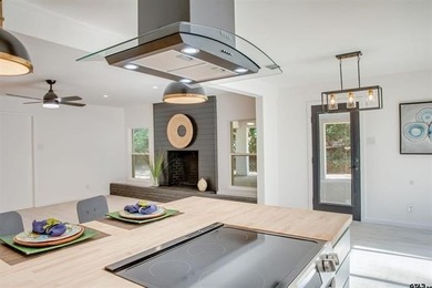 Beautiful mid-century modern home, a rare find in Hideaway! This - photo 19
