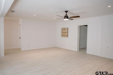 Beautiful mid-century modern home, a rare find in Hideaway! This - photo 22