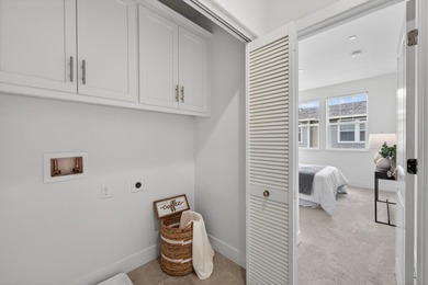 Welcome to this beautifully maintained end-unit, townhome-style - photo 24