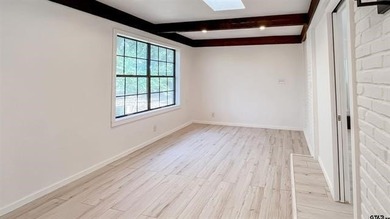 Beautiful mid-century modern home, a rare find in Hideaway! This - photo 24