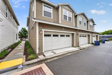 Welcome to this beautifully maintained end-unit, townhome-style - photo 28