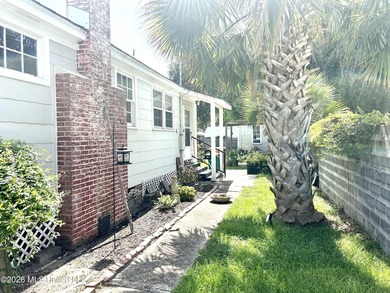Adorable cozy bungalow in the heart of Biloxi. It's steps away - photo 16