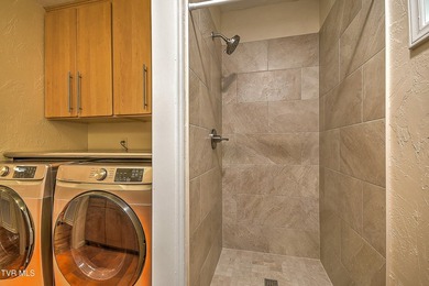 Just like the name of the road: Hideaway is the perfect private - photo 26