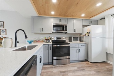 This beautifully remodeled (2024) ground-floor 2-bedroom, 2-bath - photo 9