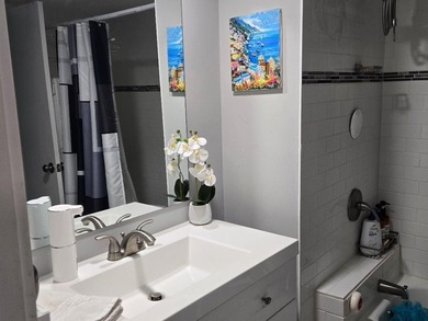 Very nice unit. Corner East and southern facing. Owner will - photo 14